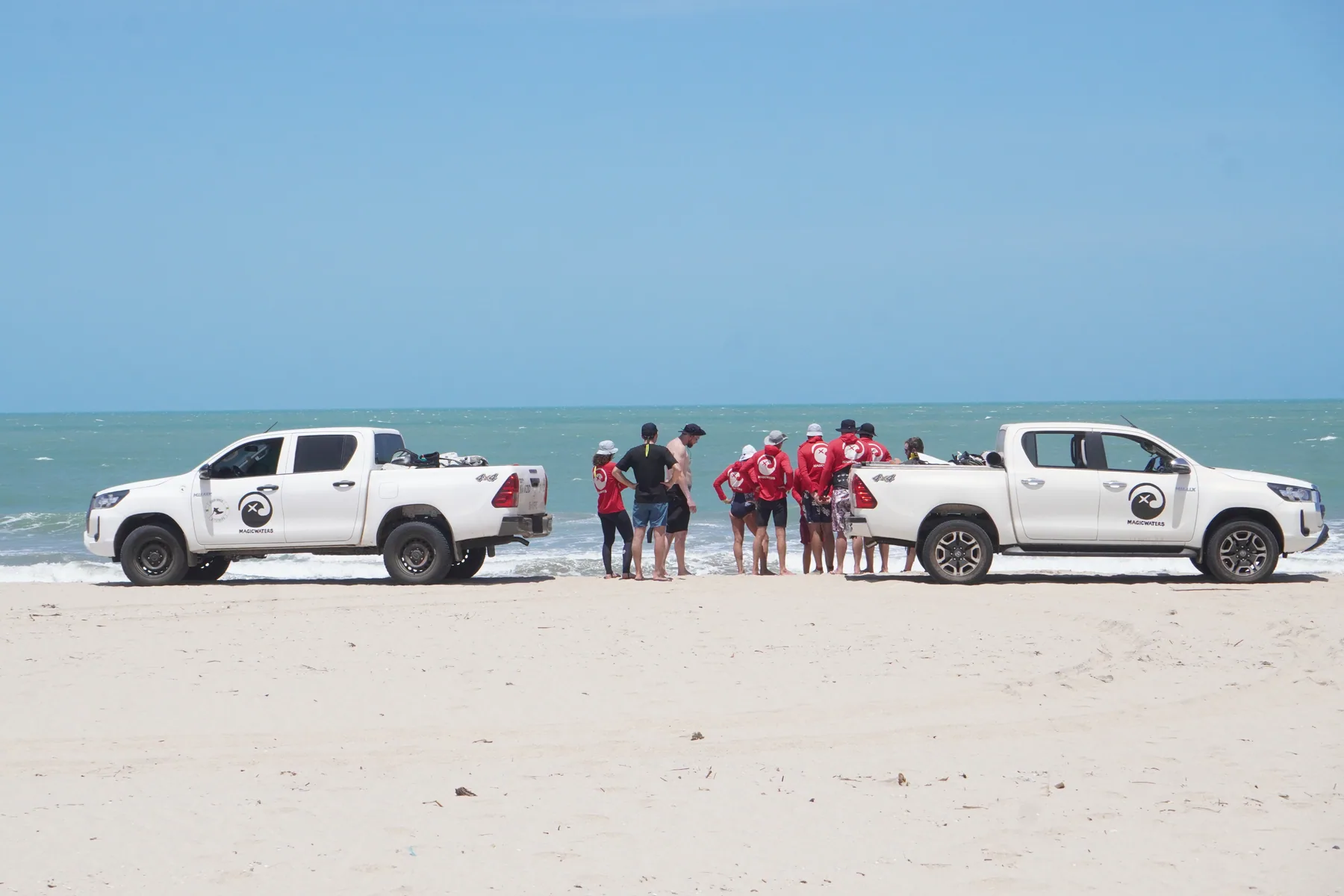 Magicwaters Gruppe mit Pick-ups am Strand