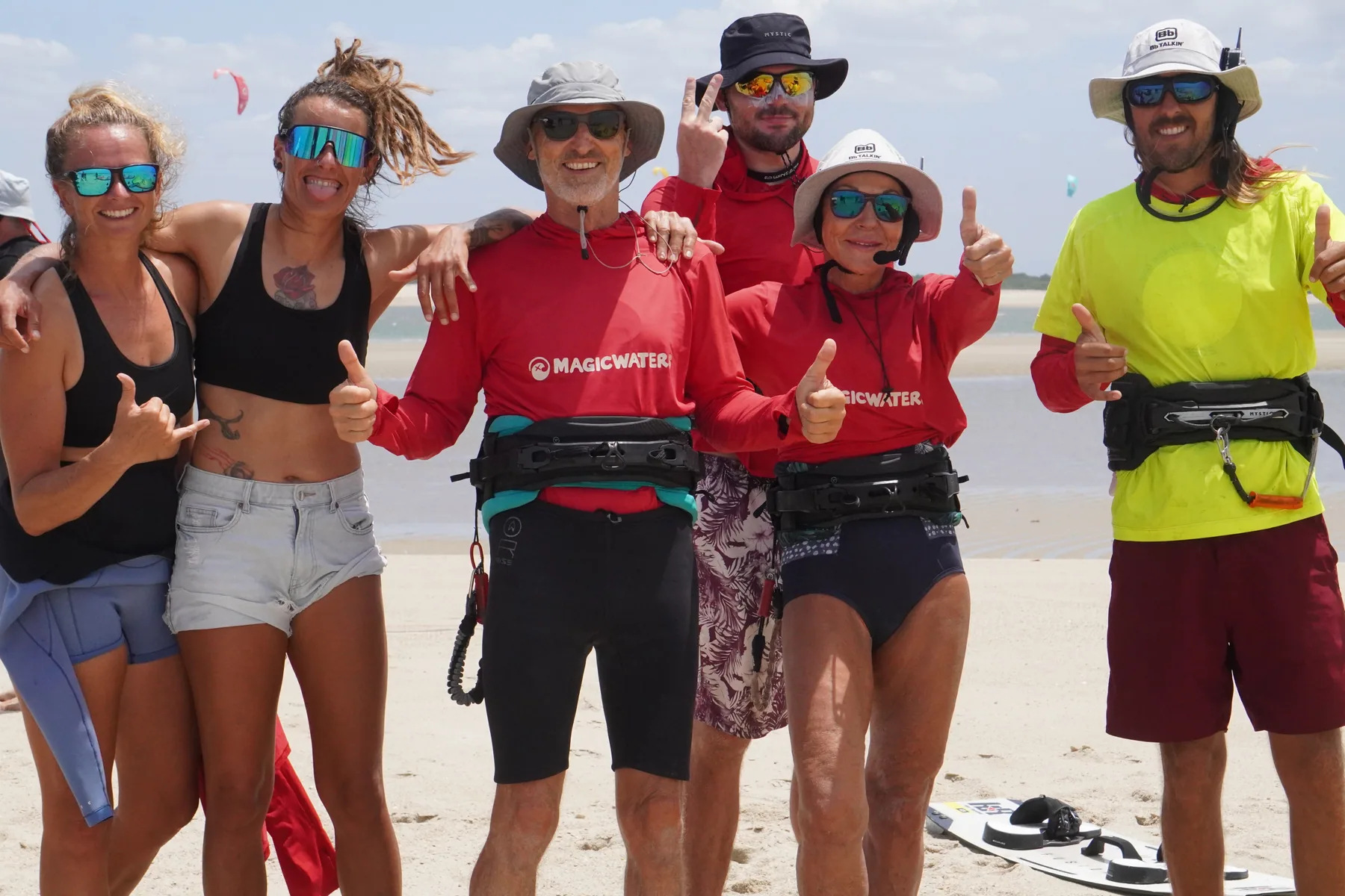 Magicwaters Reisegruppe gemeinsam nach einer Kitesurf-Session in Brasilien