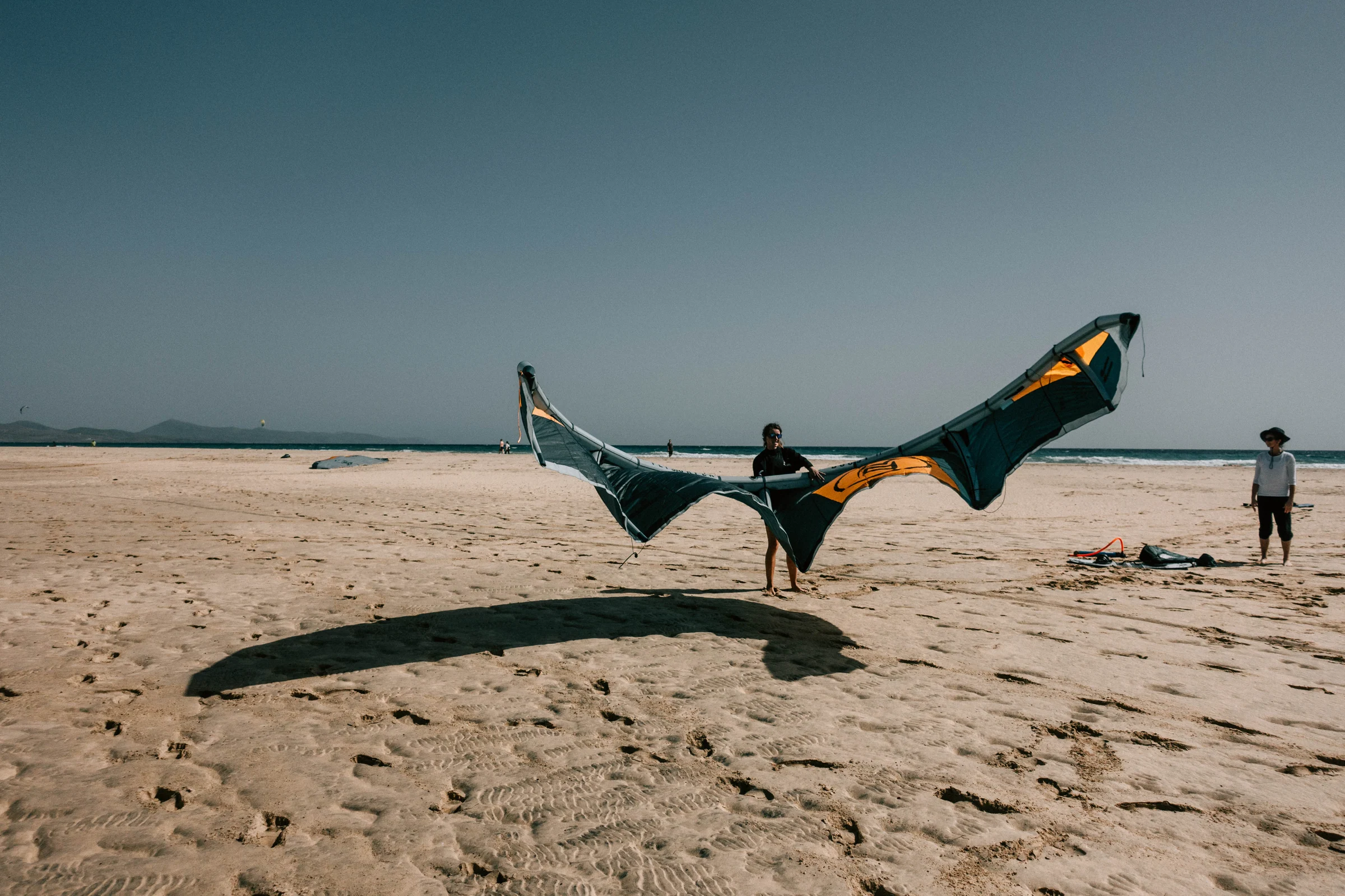 Kiter mit Kite am weiten Strand in Watamu, Kenia