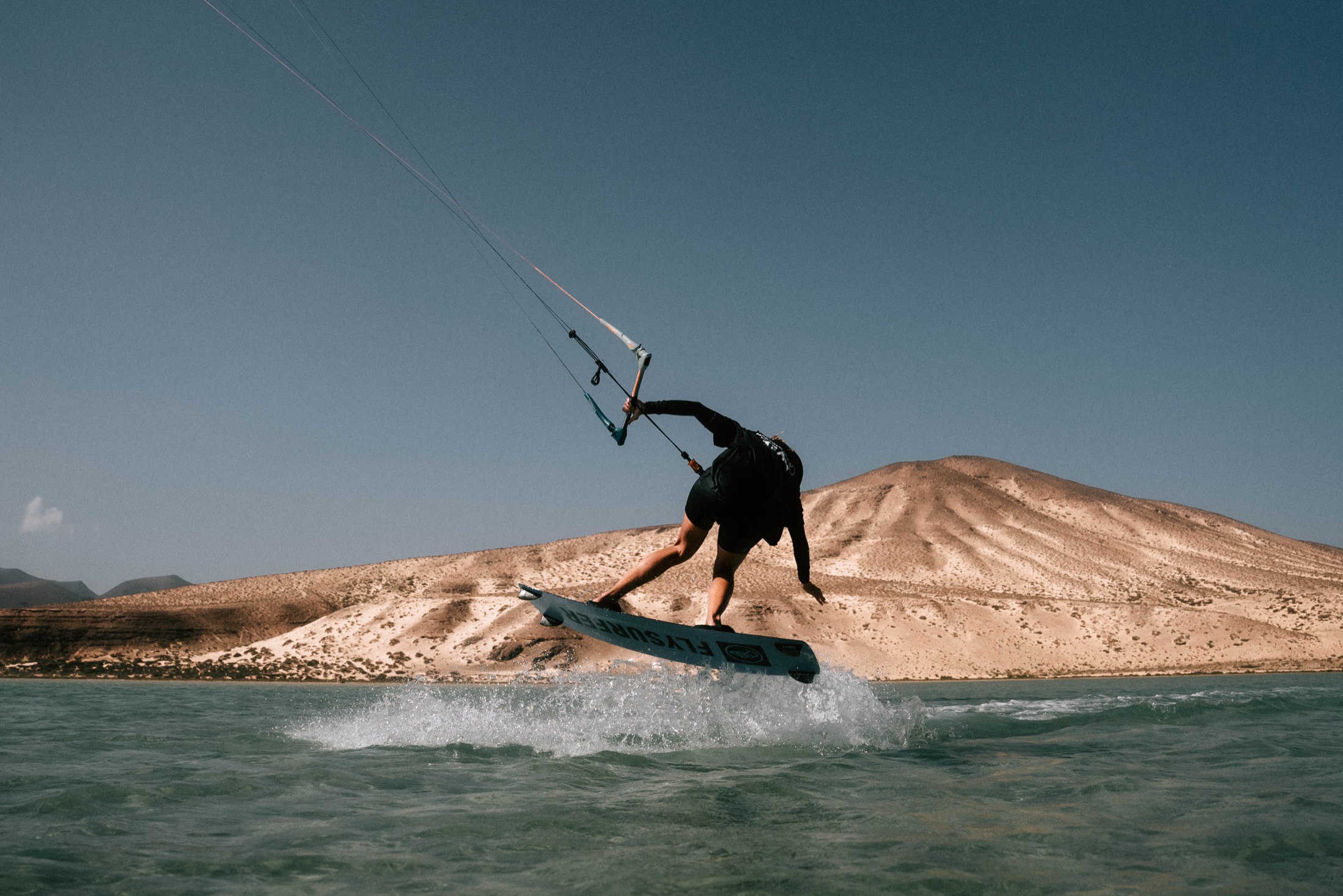 Kitesurfer vor der Küste bei einer dynamischen Session