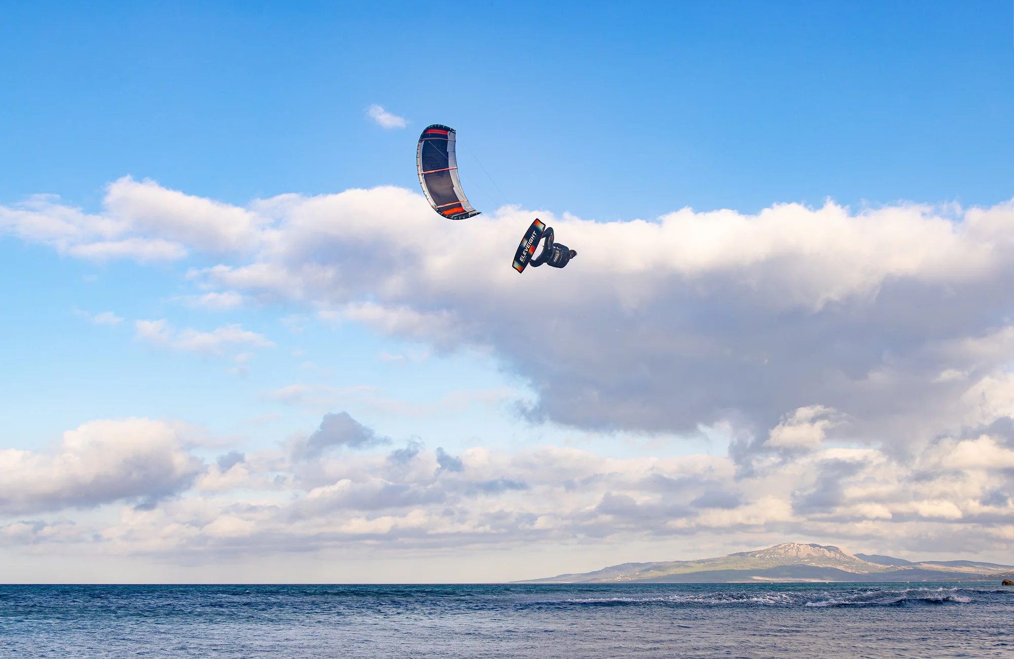 Kitesurfer hoch über dem Wasser