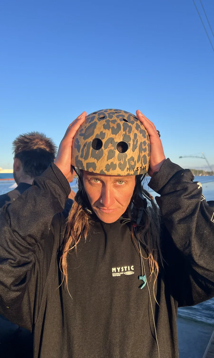 Johanna mit Helm am Strand