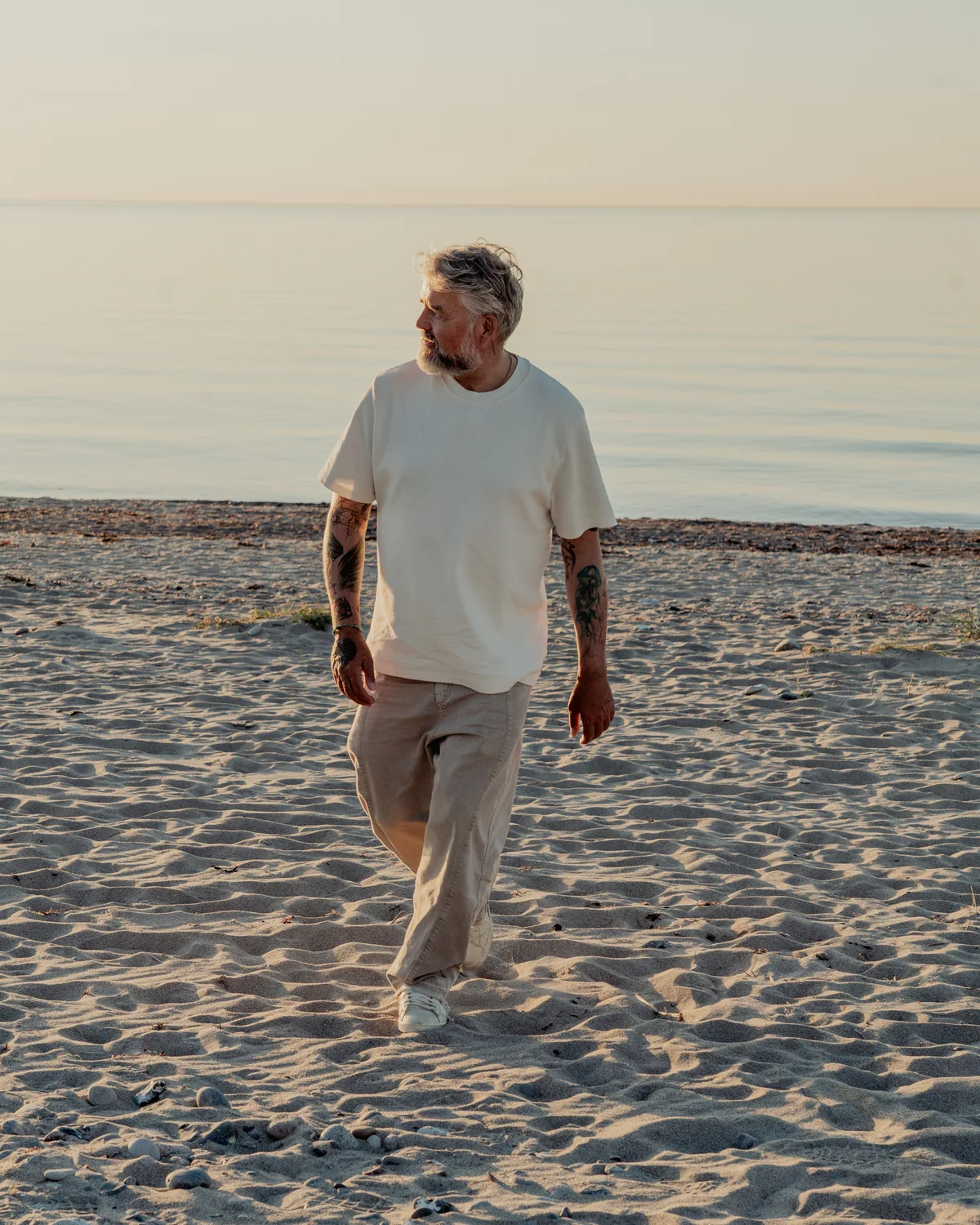 Lars am Strand im Abendlicht