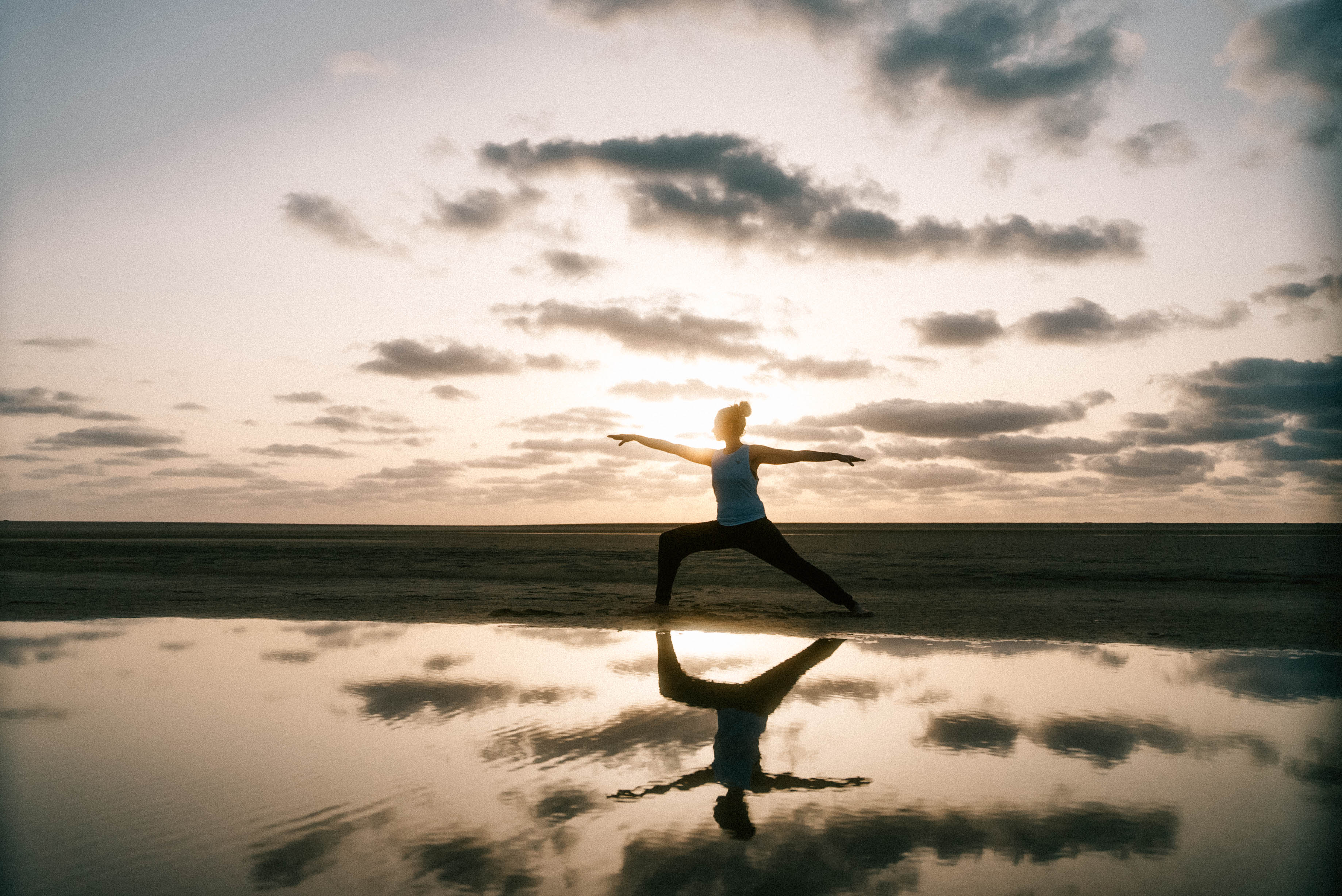 Yoga im Morgenlicht vor weiter Landschaft