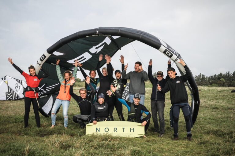 Gruppe Springt Voller Freude Beim Kitecamp In Dänemark