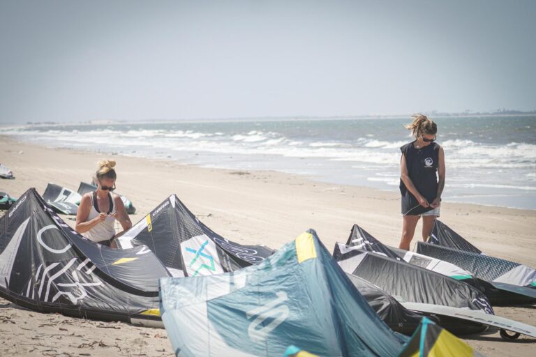 Kiteaufbau Am Strand Von Arpoador Kitesafari Brasilien Core Kiteboarding